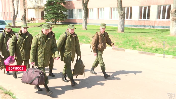 «Настроение отличное». В Борисове 200 призывников пополнили строй учебного центра-1