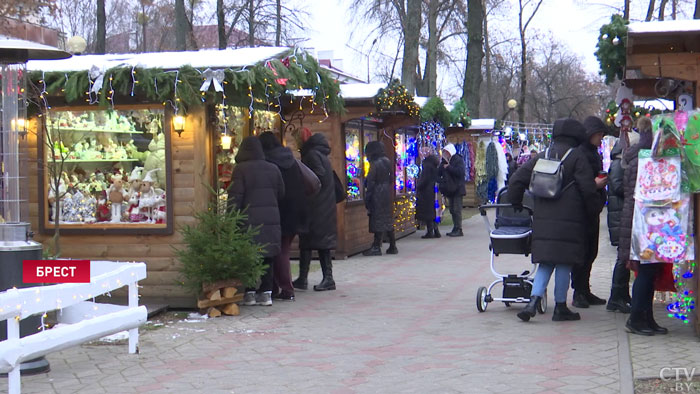 «Это всё так красиво». В Бресте начала работу новогодняя ярмарка-10