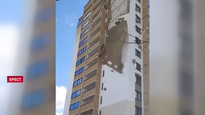 В Бресте ветер сорвал с многоэтажки огромный пласт утеплителя-1 В Бресте ветер сорвал с многоэтажки огромный пласт утеплителя-1
