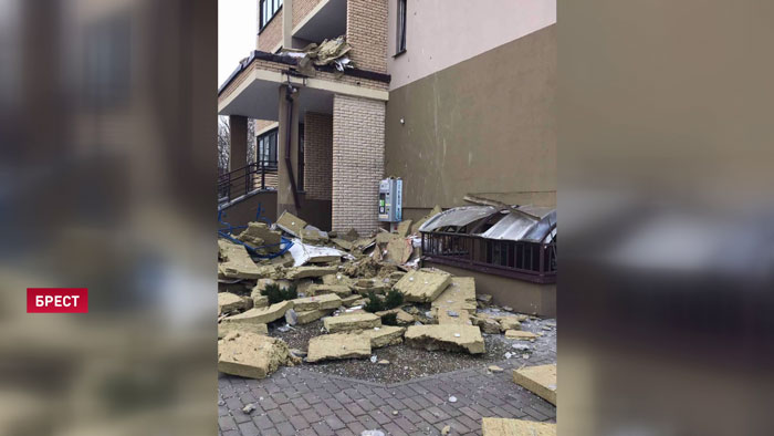 В Бресте ветер сорвал с многоэтажки огромный пласт утеплителя-4 В Бресте ветер сорвал с многоэтажки огромный пласт утеплителя-4