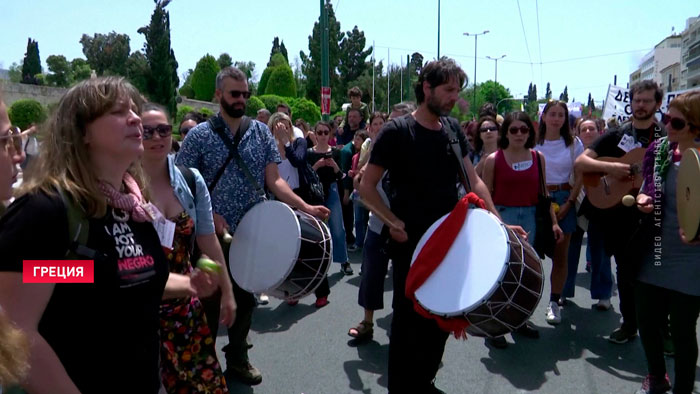 В Греции митингующие призвали поднять зарплаты и прекратить тратить деньги на вооружение -1