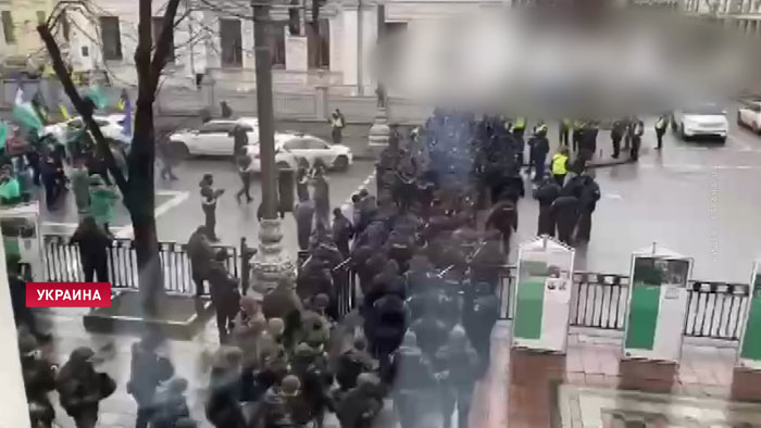 В Киеве протестующие предприниматели заблокировали движение транспорта у Верховной рады-1