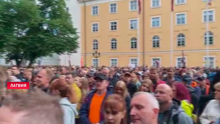 В Латвии прошли многотысячные акции протеста из-за закона об обязательной вакцинации в ряде учреждений-1