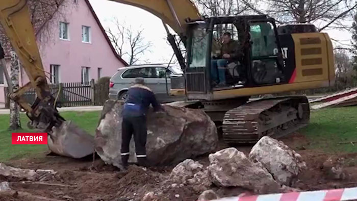 В Латвии снесли памятник воинам Красной армии, который по соглашению с Россией обязан был находиться под защитой властей