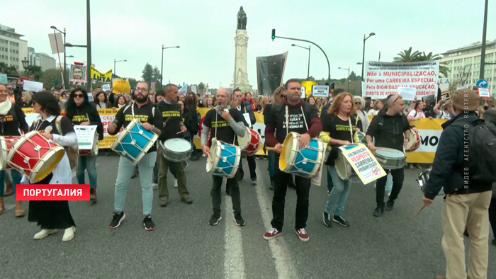 В Португалии тысячи учителей не пришли на уроки – они митингуют-4