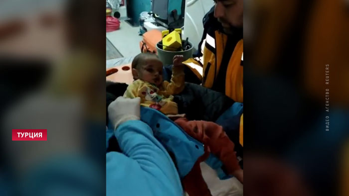 В Турции под завалами нашли живым 7-месячного мальчика