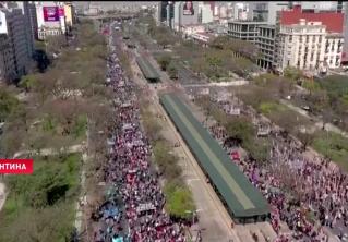 Почти 50% населения – за чертой бедности. В Аргентине тысячи протестующих вышли на улицы 