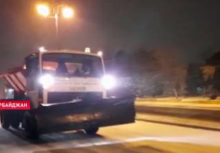В Баку установят на улицах пункты обогрева. Уже 12 часов в городе сильный снегопад