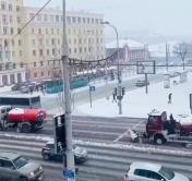 Чтобы не препятствовать работе снегоуборочной техники. ГАИ призывает не оставлять машины на краю проезжей части