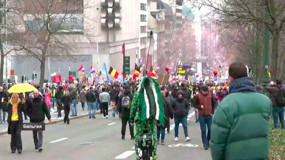 В Бельгии полицейские применили слезоточивый газ при столкновении с протестующими-4