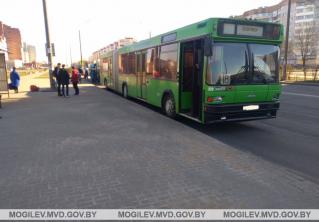 На остановке в Бобруйске ребёнок оступился и упал под колёса автобуса 