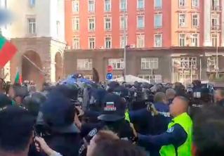 В столице Болгарии протестующие забросали полицейских яйцами и камнями
