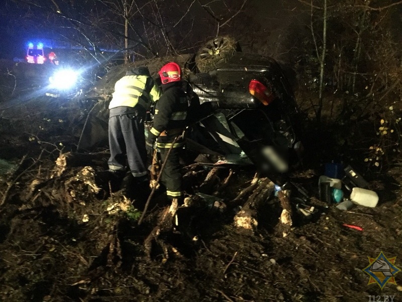 В Бресте зажало водителя перевернувшегося BMW. Мужчину деблокировали спасатели-1