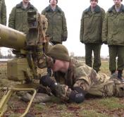 На базе Брестской десантно-штурмовой бригады новобранцам показали  боевые возможности вооружения