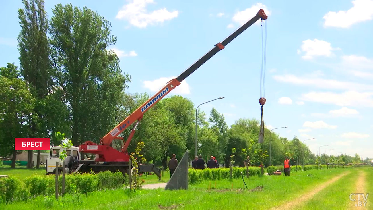 В том числе Владимира Карвата. В Бресте разместят 24 барельефа героев-4