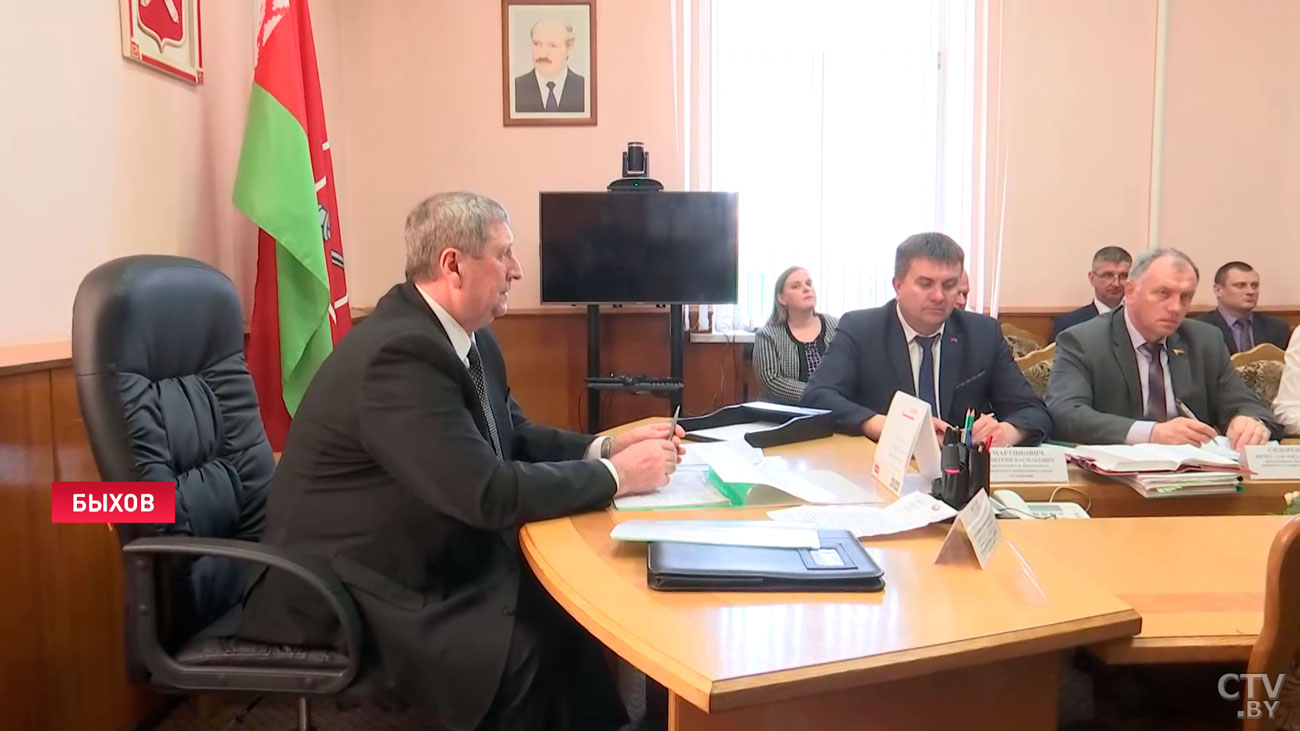В Быхове приём граждан проводит Михаил Русый. Вот с какими вопросами приходят люди-1