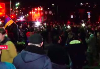 Парализовали движение в центре города, окружили здание полиции. В Ереване на улицы вышли тысячи противников Пашиняна