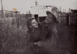 У них такие искренние улыбки. Внуки показали фотографии своих бабушек и дедушек