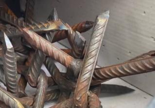 В Гомеле нашли коробку с самодельными шипами. Их разбрасывают на дороге, чтобы остановить транспорт