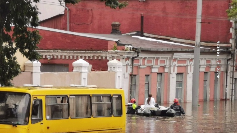 В Гомеле сильный ливень затопил десятки улиц