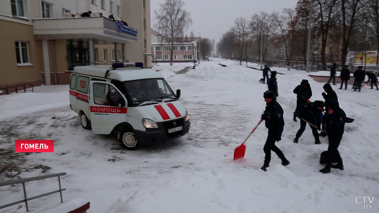 «Чтобы удобнее было деткам гулять». Омоновцы и спасатели помогают убирать снег в Гомеле-7