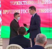 Владимир Кухарев вручил минчанам награды за вклад в социально-экономическое развитие Беларуси