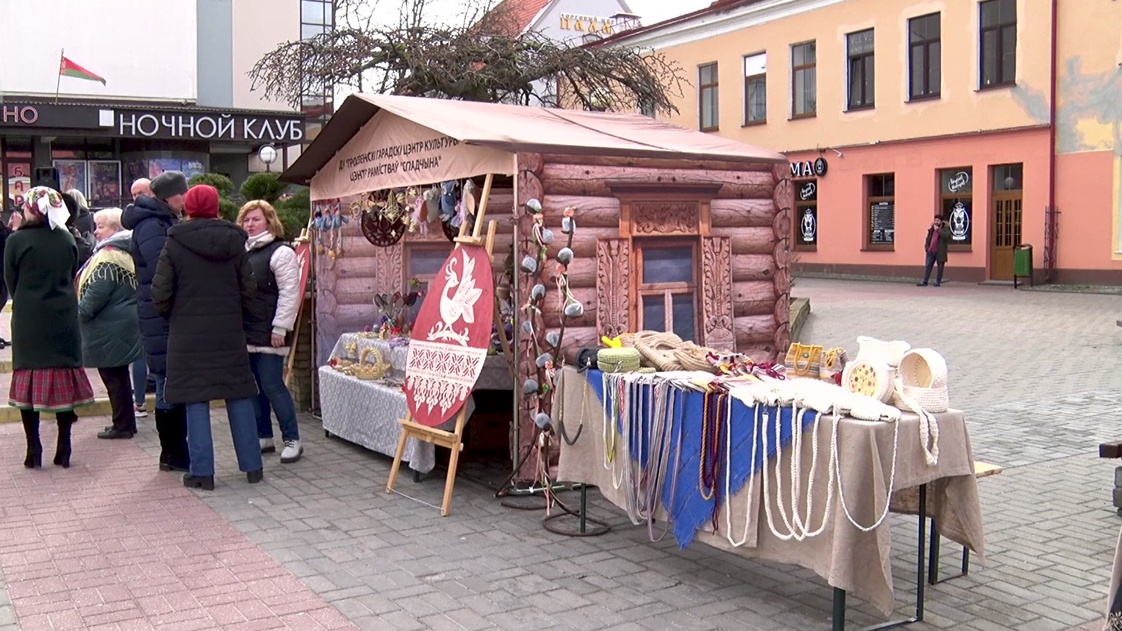 «Бабушка, пакажы, як так рабіць». В Гродно проходят пасхальные мастер-классы, выставки и фестивали-ярмарки