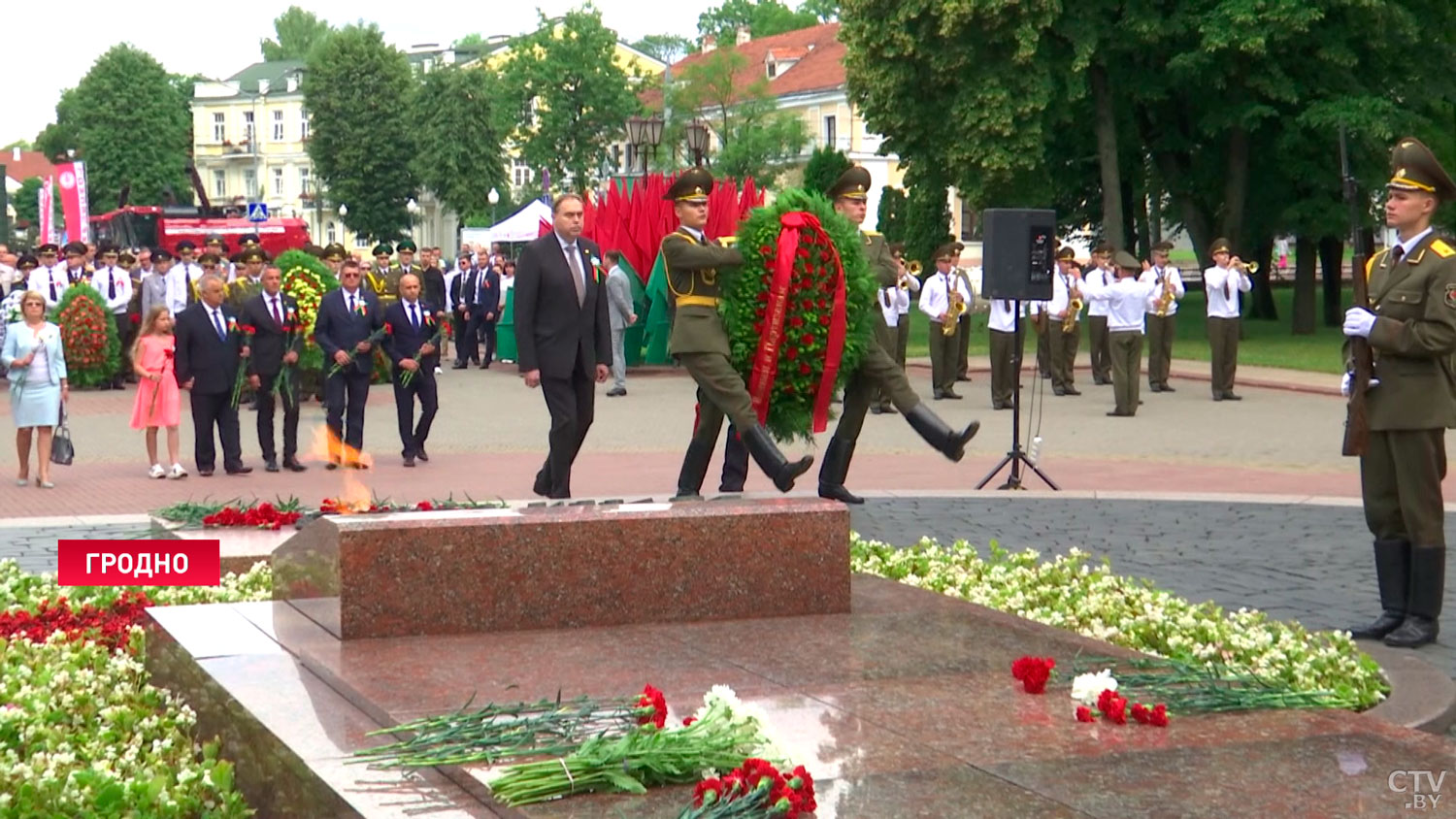 «Желаю беречь нашу Беларусь». В Гродно у памятника воинам и партизанам в парке Жилибера возложили цветы-1