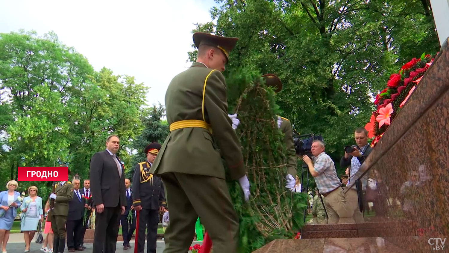 «Желаю беречь нашу Беларусь». В Гродно у памятника воинам и партизанам в парке Жилибера возложили цветы-10
