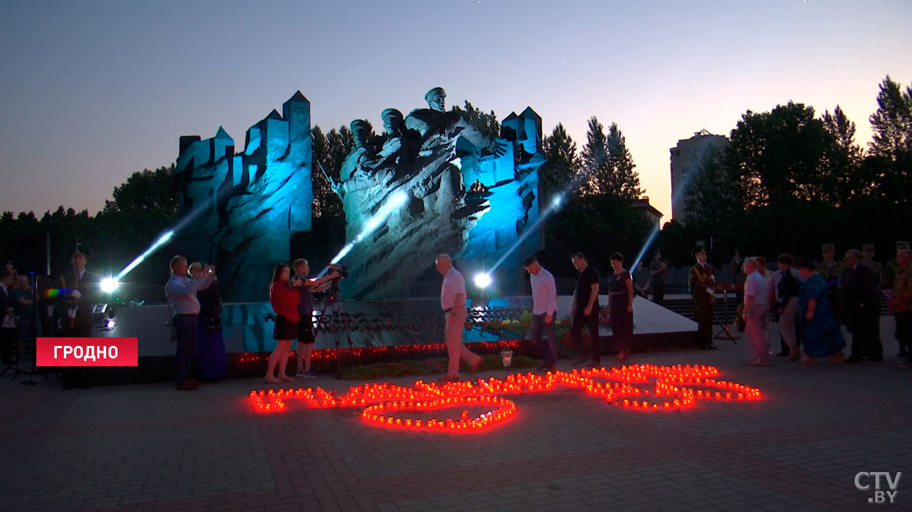 Смотрите, какое слово выложили в Гродно 22 июня из горящих лампадок-16