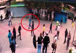 «Для меня это бандиты». Мужчина на акции протеста в Гродно напал на сотрудницу ОМОНа