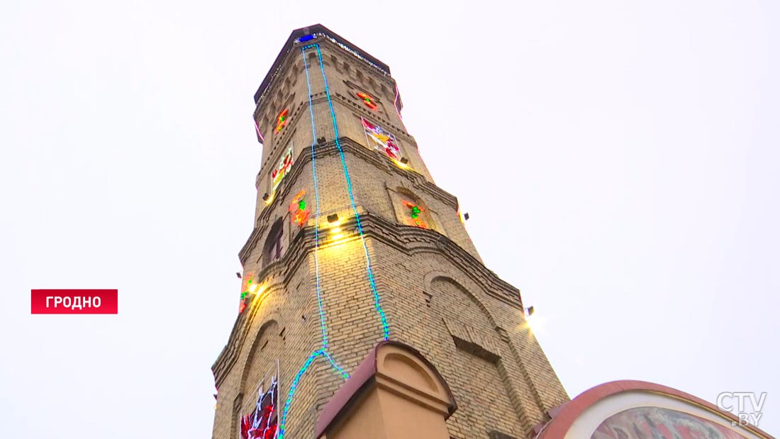 В Гродно зажгли самую необычную ёлку страны. Ею стала 33-метровая пожарная каланча-1 В Гродно зажгли самую необычную ёлку страны. Ею стала 33-метровая пожарная каланча-1