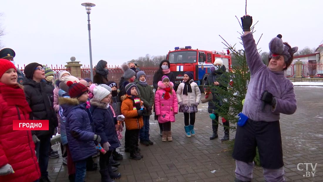 В Гродно зажгли самую необычную ёлку страны. Ею стала 33-метровая пожарная каланча-4 В Гродно зажгли самую необычную ёлку страны. Ею стала 33-метровая пожарная каланча-4