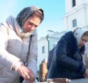«Я её пью просто по утрам иногда и дом обрызгиваю». В храмах на Крещение организовали раздачу святой воды