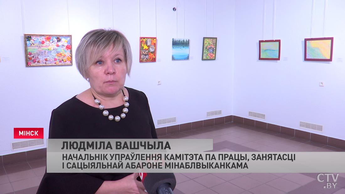 Один из авторов даже не может держать в руках карандаш. В Минске открылась выставка необычных работ-9
