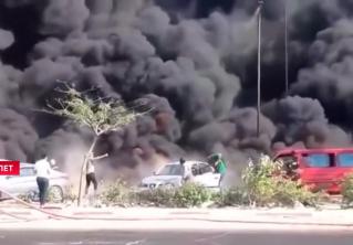 В Каире произошло возгорание топлива. Люди на ходу выскакивали из горящих машин