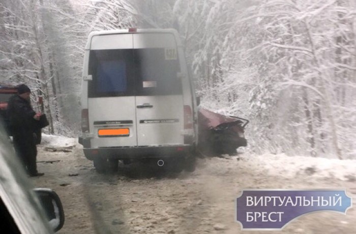 В лобовом столкновении Mercedes и VW в Каменецком районе погиб человек-1