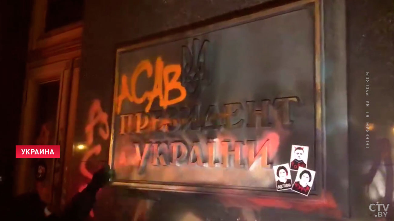 Ущерб оценили в 72 тысячи долларов. В Киеве закидали петардами офис Зеленского-4