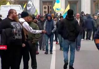 В Киеве проходит несколько акций протеста. Чем недовольны украинцы?