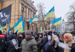 В Киеве прошел митинг против сотрудничества Украины с МВФ. Полиция заблокировала улицу