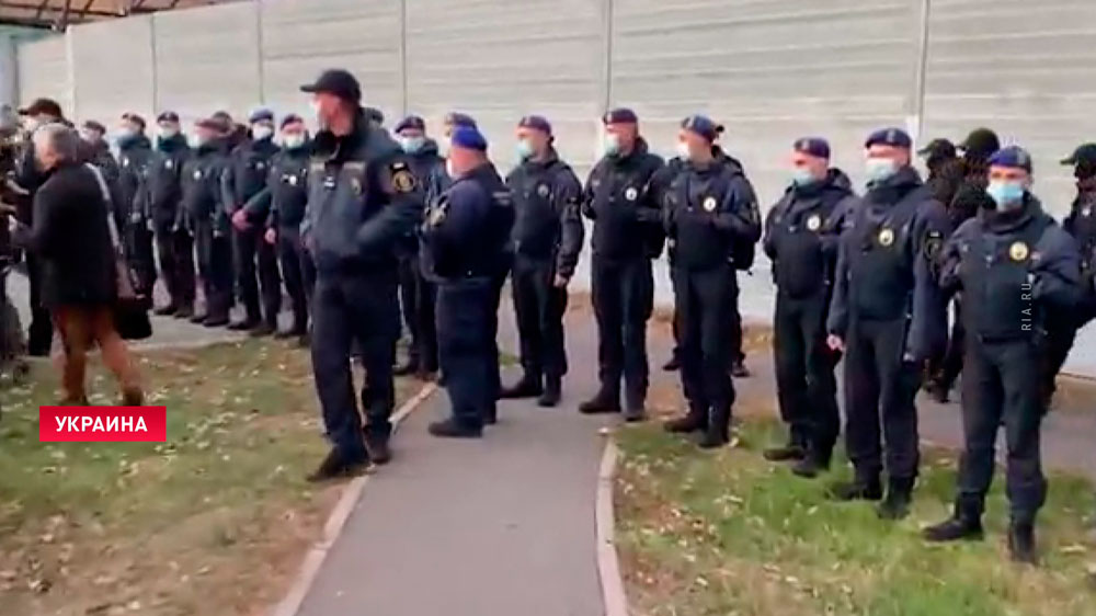 В Киеве прошёл митинг противников Зеленского. В адрес президента выкрикивали оскорбления-4