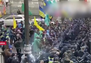 В Киеве протестующие предприниматели заблокировали движение транспорта у Верховной рады