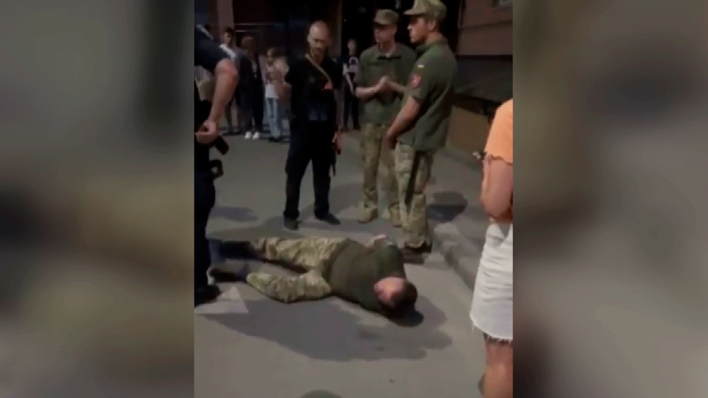 В Киеве пьяный начальник юротдела ВСУ устроил стрельбу во дворе с детьми