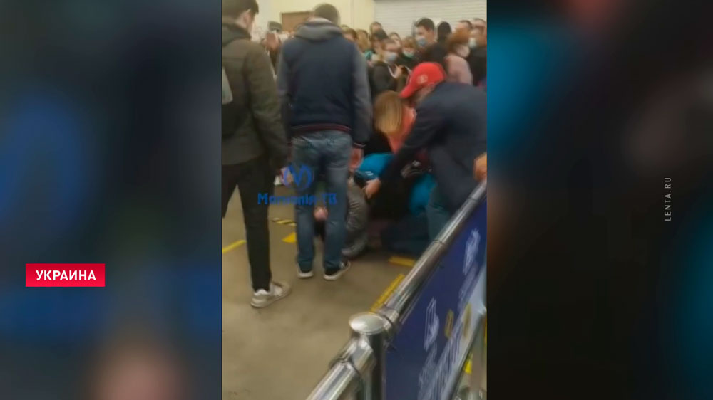 В Киеве растут очереди на вакцинацию, люди дерутся за укол-4