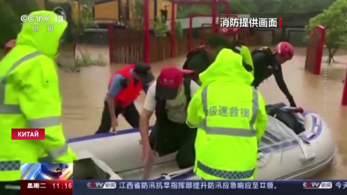 В Китае из-за наводнения затоплены поля и дороги, идёт эвакуация людей