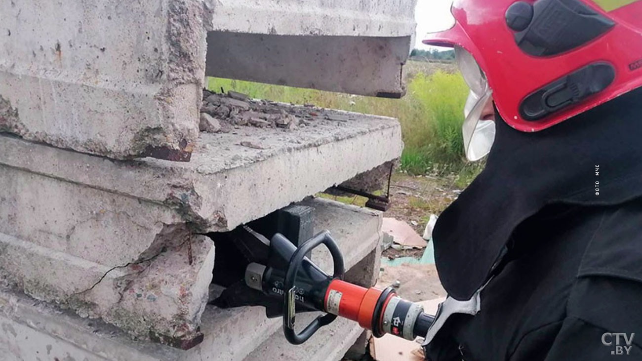 В Клецком районе спасатели помогли мальчику достать застрявшую в бетонных плитах руку-4