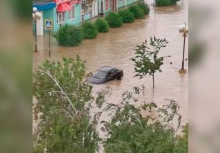 Автомобили затопило по крышу, люди передвигаются на надувных матрасах. В Крыму введён режим ЧС