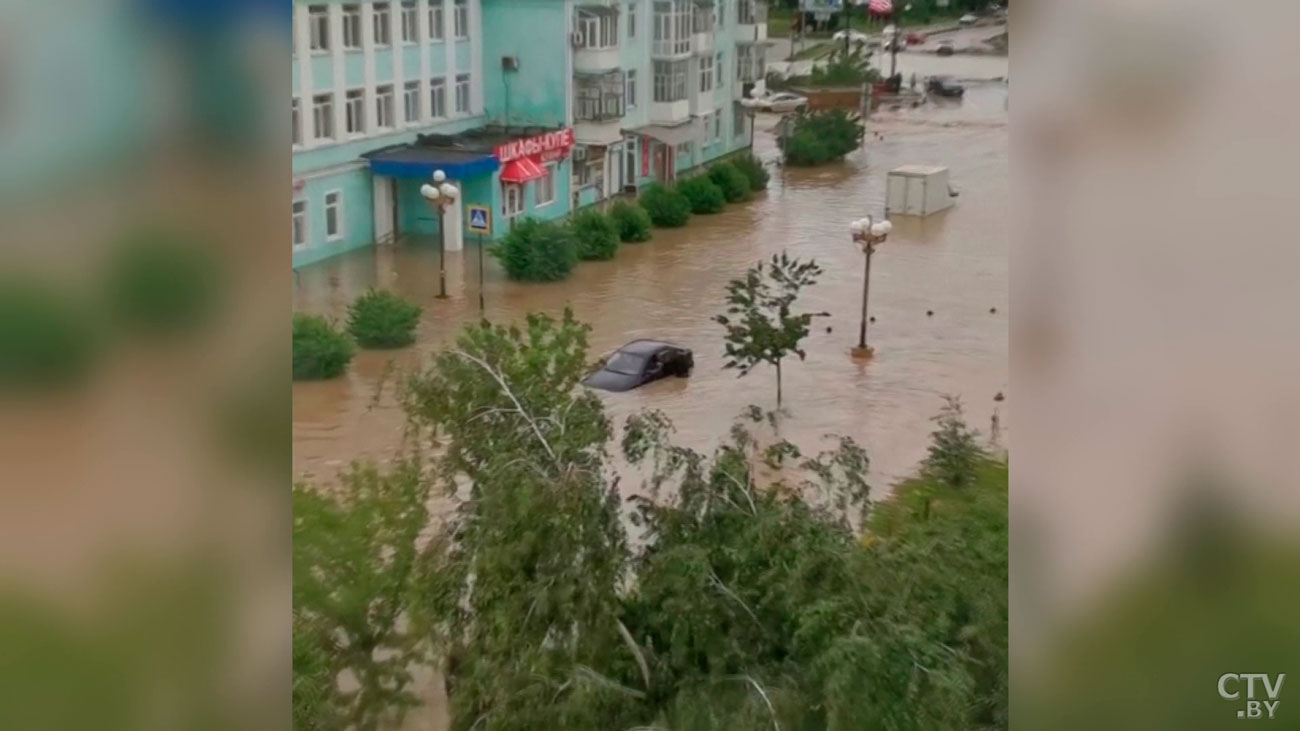 Автомобили затопило по крышу, люди передвигаются на надувных матрасах. В Крыму введён режим ЧС-1