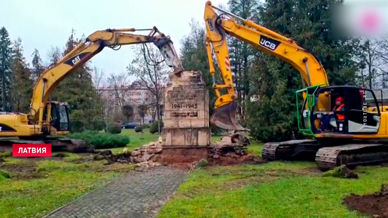 В латвийском городе Балви снесли памятник партизанам