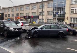 В Минске на проспекте Независимости столкнулись три легковушки